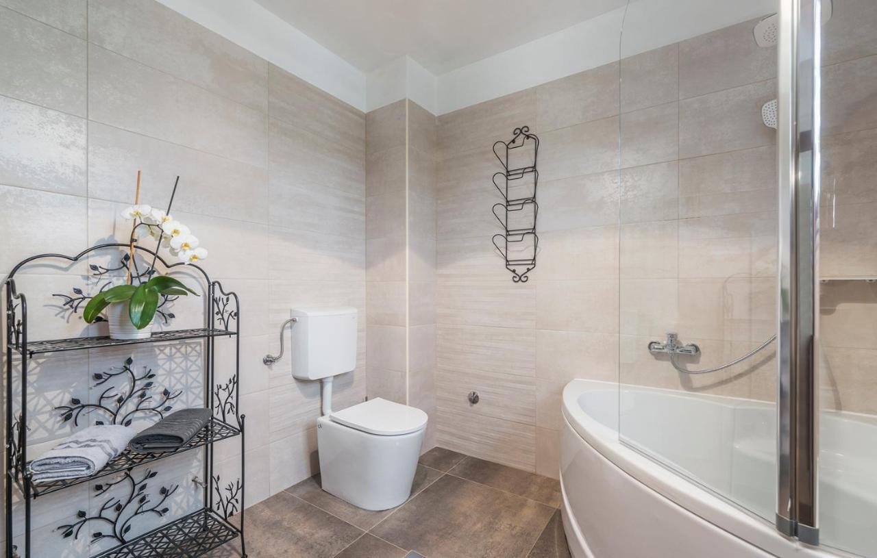 Holiday House Vita Tinjan Экстерьер фото